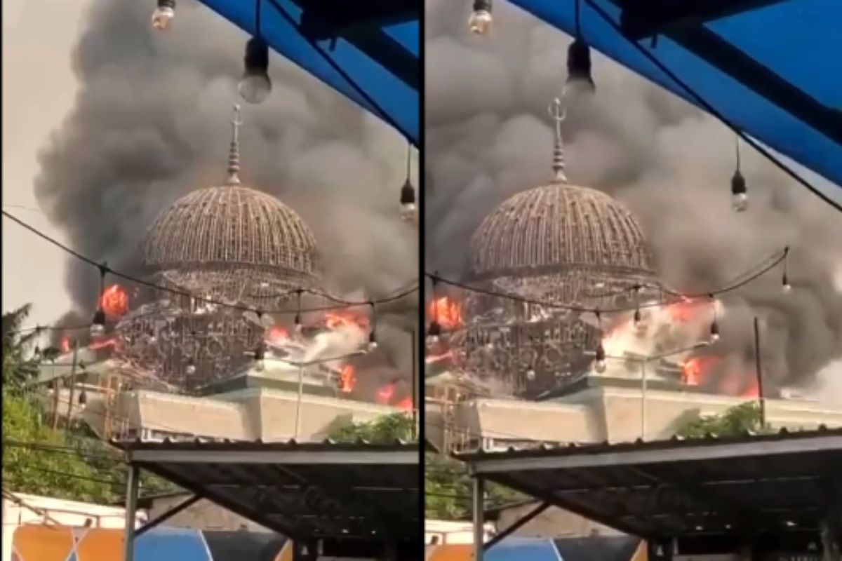 आगीने वेढलं अन् पाहता पाहता मशिदीचा विशाल घुमट कोसळला; धक्कादायक Video