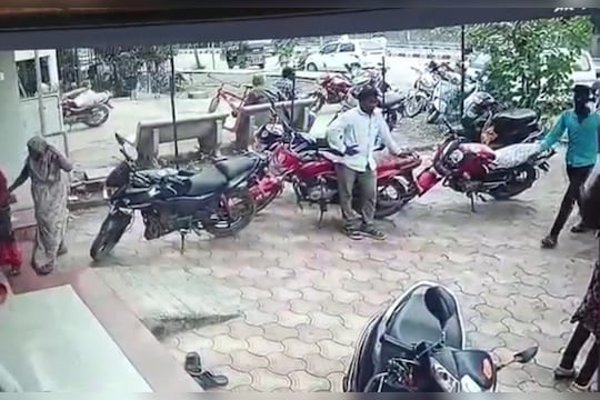 Jalgaon Robbery : गाडीच्या डिक्कीत पैसे ठेवताय? मग हा व्हिडीओ पाहाच, 2 लाख रुपये 10 सेकंदात केले गायब, VIDEO