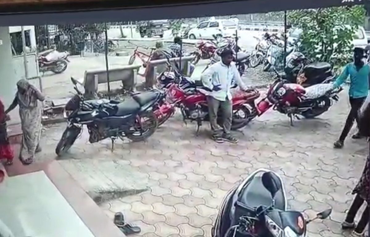 Jalgaon Robbery : गाडीच्या डिक्कीत पैसे ठेवताय? मग हा व्हिडीओ पाहाच, 2 लाख रुपये 10 सेकंदात केले गायब, VIDEO