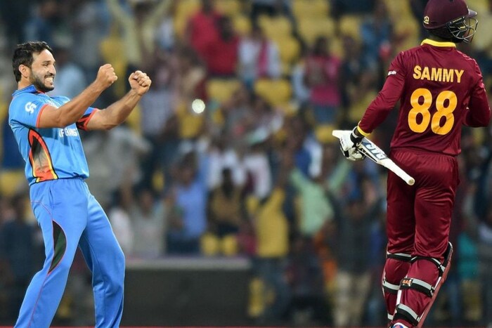 2016 च्या टी20 वर्ल्ड कपमध्ये वेस्ट इंडिजनं दुसऱ्यांदा विजेतेपद पटकावलं होतं. पण या स्पर्धेत साखळी फेरीत अफगाणिस्ताननं या बलाढ्य संघाला धूळ चारली होती. अफगाणिस्ताननं दिलेलं 124 धावांचं टारगेट वेस्ट इंडिजला पार करता आलं नाही. विंडीजचा संघ त्या सामन्यात 117 धावाच करु शकला.