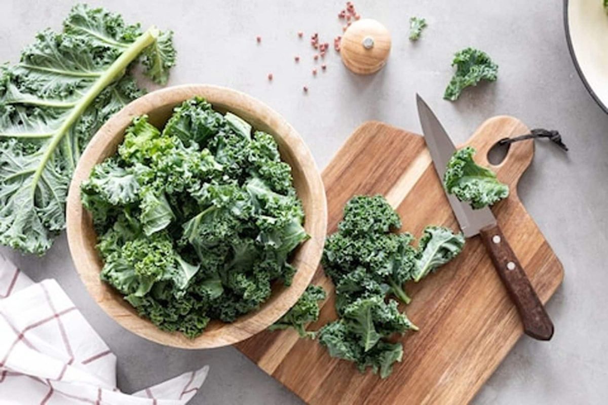 Kale Day : पालकासारखी दिसणारी ही केल भाजी आरोग्यासाठी किती फायदेशीर?