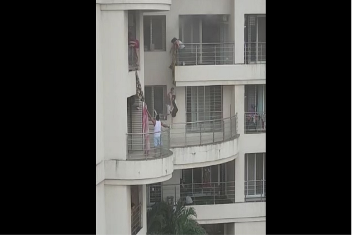 इमारतीला लागली आग, बाल्कनीतून साडीच्या मदतीने मुलीने मारली उडी पण..., LIVE VIDEO