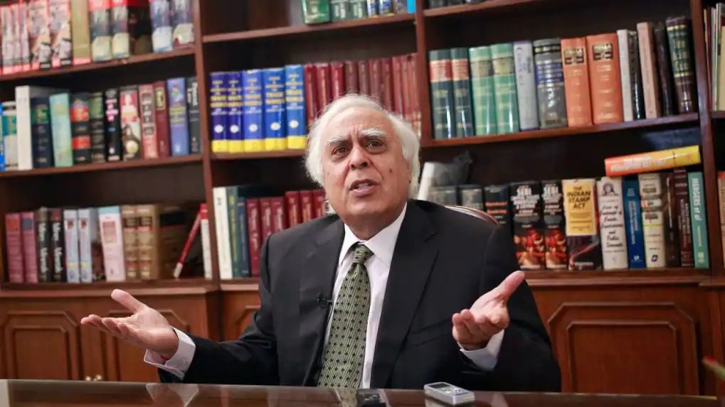 Kapil sibal election commission : शिवसेनेची भूमिकामांडणारे वकील कपील सिब्बलांची निवडणूक आयोगावर खरमरीत टीका