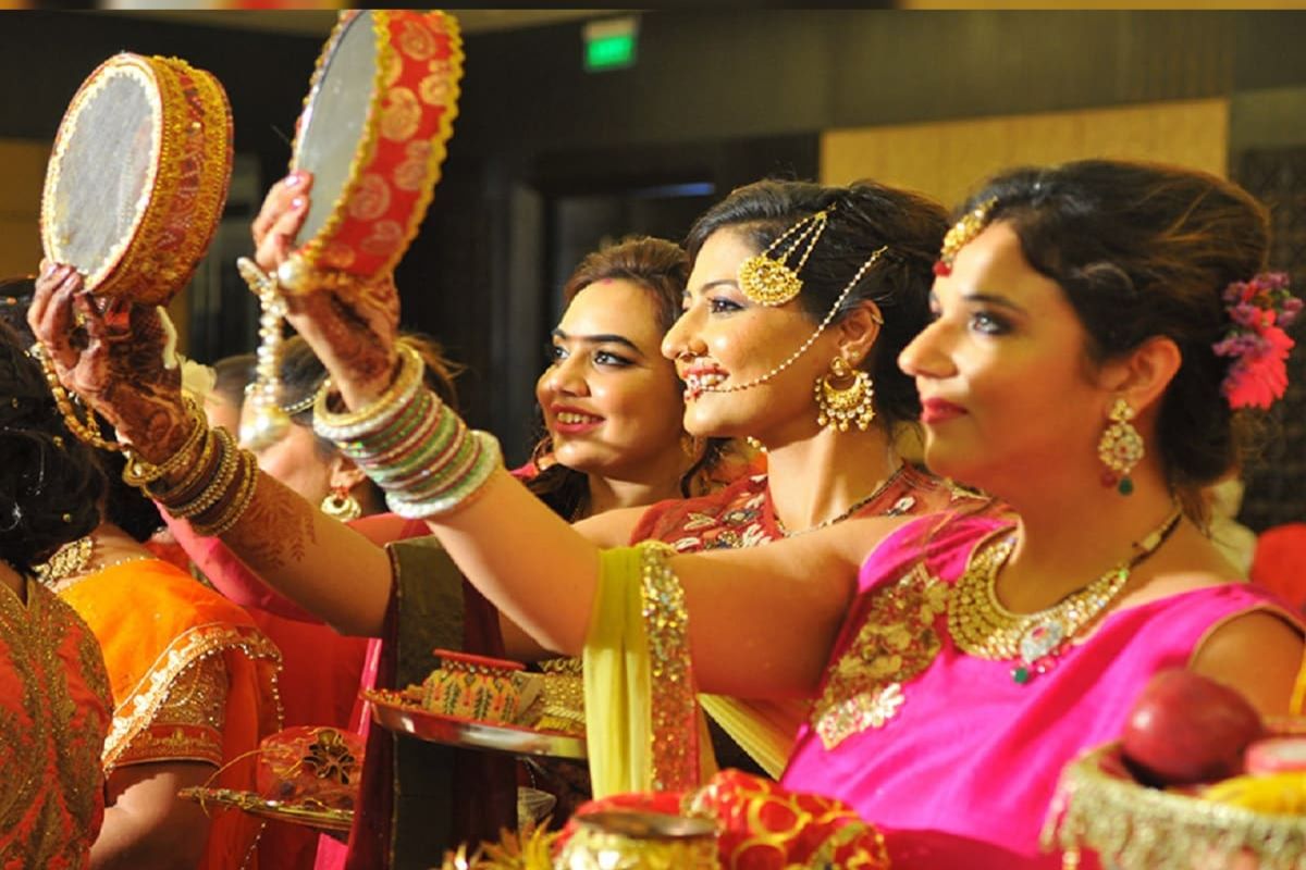 हिंदू धर्मात करवा चौथ हा विवाहित महिलांसाठी अत्यंत शुभ मानला जातो. या दिवशी विवाहित महिला पतीच्या दीर्घायुष्यासाठी निर्जला व्रत करतात. जर तुम्ही अजून मेहंदी काढली नसेल, तर तुम्ही या करवा चौथ स्पेशल मेहंदी डिझाइन काढू शकता.