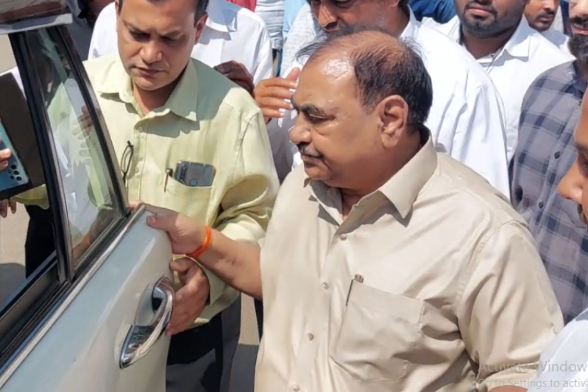 18 तासांचा ठिय्या, पोलीस स्टेशनसमोरच झोपले, अखेर खडसेंनी आंदोलन घेतले मागे!