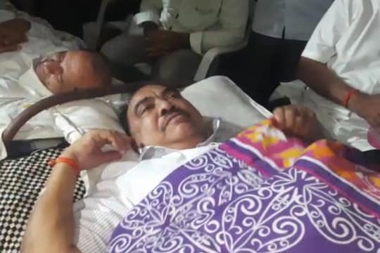  संतप्त झालेल्या कार्यकर्त्यांनी पोलीस निरीक्षकांच्या दालनातच पोलिसांविरोधात जोरदार घोषणाबाजी करत पोलीस प्रशासनाचा विरोध केला