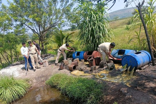 Kolhapur Crime : हातभट्टीवाल्यांची दादागिरी वाढली, महिला पोलिसावर चाकूने हल्ला, कोल्हापुरातल्या घटनेने खळबळ