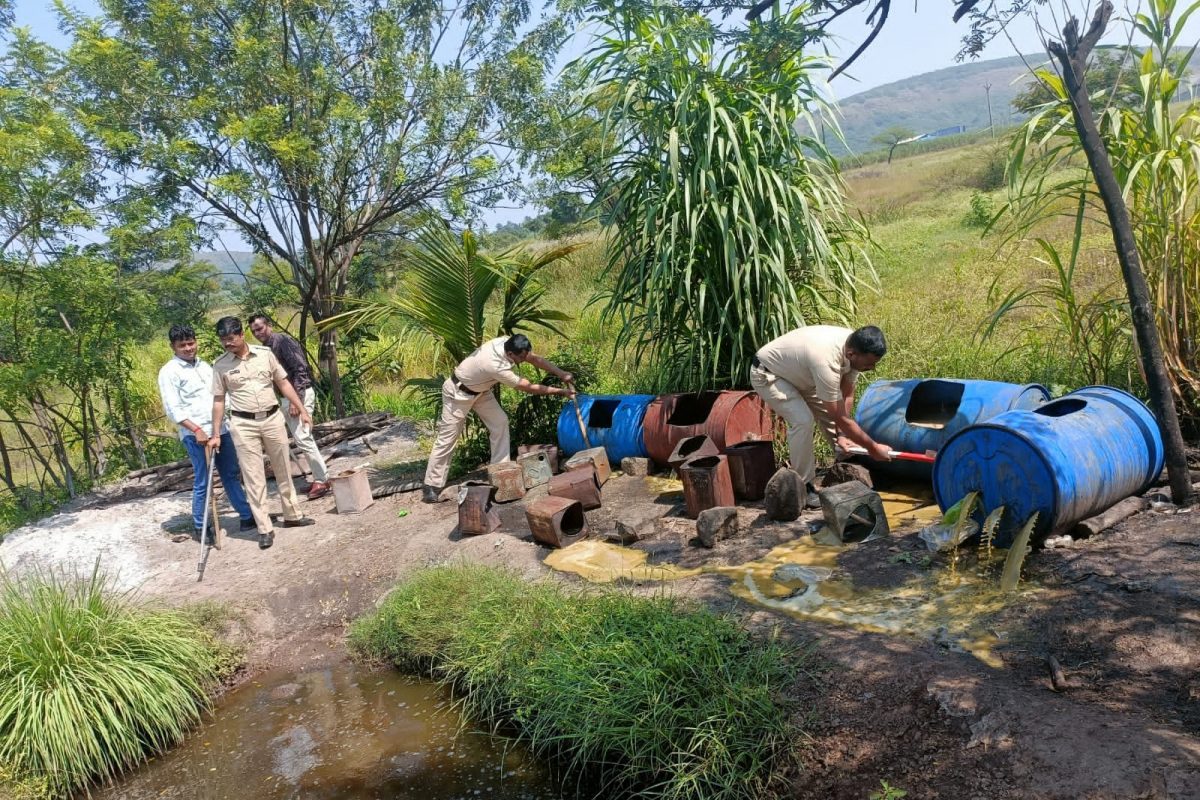 Kolhapur Crime : हातभट्टीवाल्यांची दादागिरी वाढली, महिला पोलिसावर चाकूने हल्ला, कोल्हापुरातल्या घटनेने खळबळ