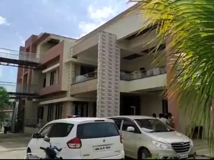 Latur Big Robbery : घाबरू नका म्हणत लहान मुलांची पप्पी घेतली अन् 3 कोटींचे ऐवज पळवला, लातूरच्या घटनेने खळबळ