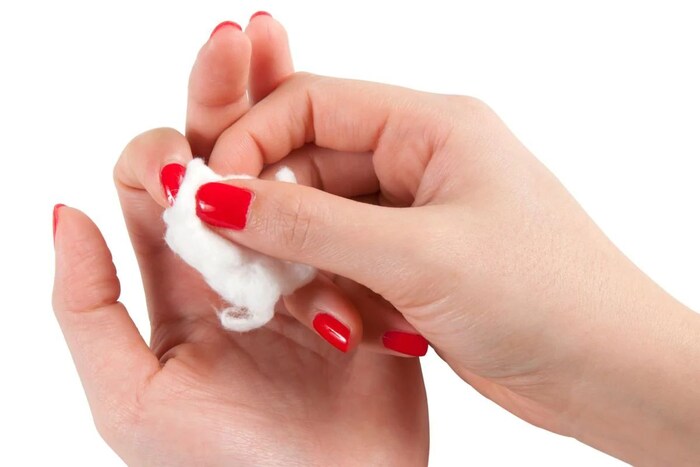 तुमच्या नखांची नेलपेंट पूर्णपणे निघाली नसेल तर एक कप कोमट पाण्यात अर्धा लिंबू पिळून त्यात बोटे ५ मिनिटे भिजवा. नखं धुण्याआधी लिंबाची साल त्यावर चोळा. याने नेलपेंट पूर्णपणे निघून जाईल. 