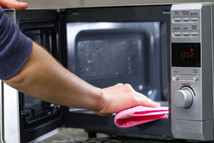 तुमचा मायक्रोवेव्ह स्वच्छ करण्यासाठी एका वाटली पाणी घेऊन त्यात लिंबू पिला आणि त्याची सालही पाण्यात टाकून मायक्रोवेव्ह मध्ये ठेवा. पाच मिनिटे मायक्रोवेव्ह सुरु करून त्यानंतर स्वच्छ करून घ्या. 