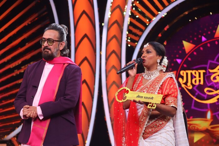"अमृता देशमुख धन्यवाद मला चूक नसताना नॉमिनेट केलं... किरण माने तुमच्यामुळे मी बाहेर आले आहे. AV पहिली मी या माणसापासून सांभाळून राहा" असा सूचक सल्ला  मेघा घाडगे यांनी सदस्यांना दिला आहे.