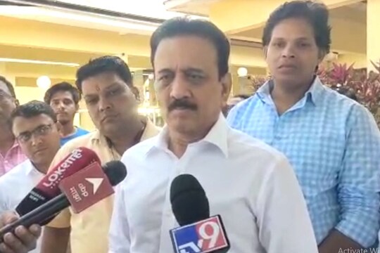  मुंबईत दिवाळीच्या निमित्ताने दीपोत्सव कार्यक्रमामध्ये मुख्यमंत्री एकनाथ शिंदे, देवेंद्र फडणवीस आणि राज ठाकरे एकत्र आले होते. पण