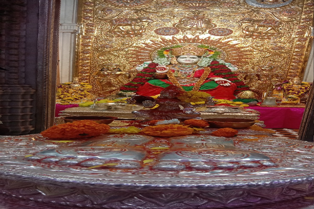 Pune : घरासाठी घेतलेल्या जागेवर का उभे राहिले सारसबागेचे महालक्ष्मी मंदिर? Video