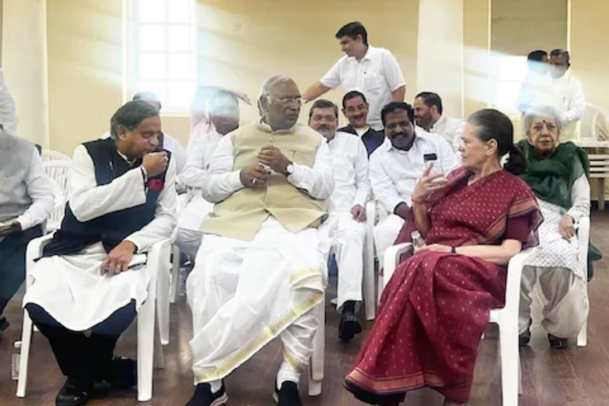 काँग्रेस अध्यक्ष होताच खर्गेंचा प्रतिस्पर्धी शशी थरुर यांना मोठा दणका