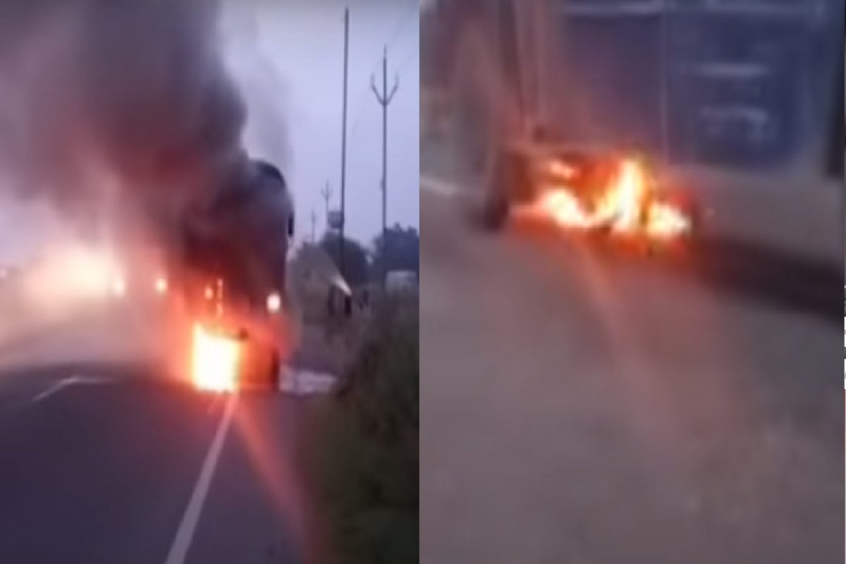 पोलिसांच्या गाडीखाली जिवंत जळाला बाईकस्वार.