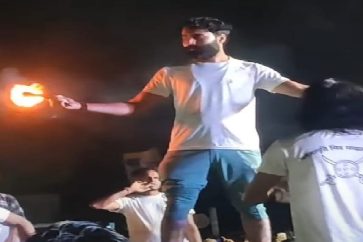 आगीशी खेळ अंगाशी आला, फुंक मारताच तरुण पेटला; भयंकर दुर्घटनेचा LIVE VIDEO