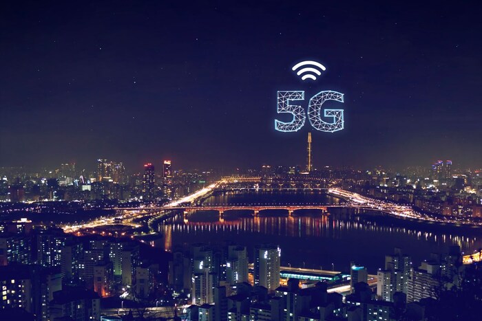 वेगवान इंटरनेट, मोबाइल व्हिडिओ आणि अॅप नेटवर्कनंतर 4G, 5G मोबाइल नेटवर्कने 2020 साली जगात प्रवेश केला. हे एक अत्यंत प्रगत मोबाइल नेटवर्क आहे जे कनेक्टिंग व्हेईकल्स, ऑगमेंटेड रिअॅलिटी आणि एन्हांस्ड व्हिडीओ आणि गेमिंग यासारख्या नवीन वापराच्या केसेस सक्षम करून आपली प्रोफेशनल आणि पर्सनल लाईफ दोन्ही पूर्णपणे बदलत आहे. 