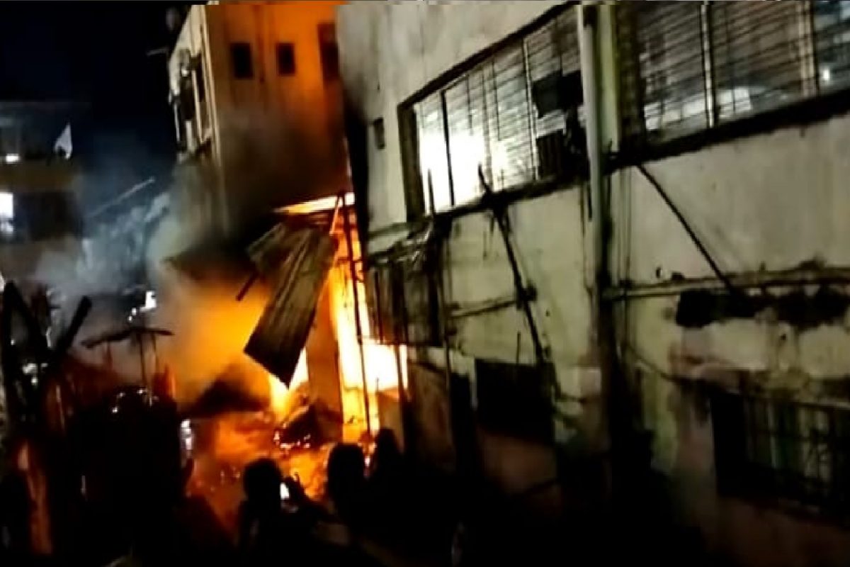 मोबाईल दुकानांना आग