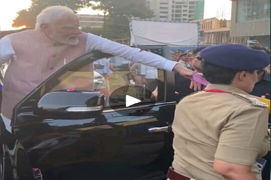 गुजरात दौऱ्यावर नागरिकांना भेटताना पंतप्रधान नरेंद्र मोदी.