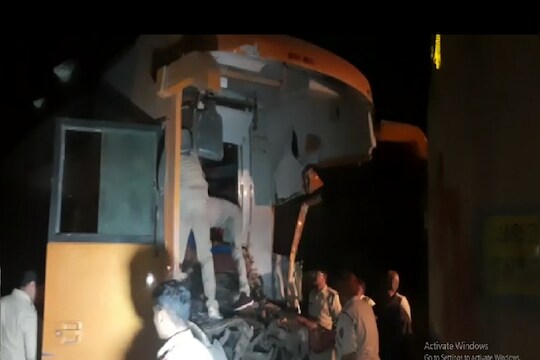 ही बस हैदराबादहून लखनऊकडे जात होती. या बसमध्ये 100 हून अधिक प्रवासी प्रवास करत होते.