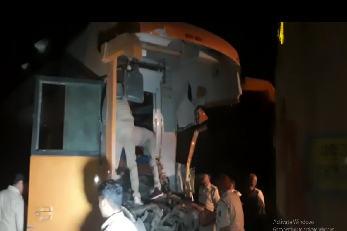 ही बस हैदराबादहून लखनऊकडे जात होती. या बसमध्ये 100 हून अधिक प्रवासी प्रवास करत होते.