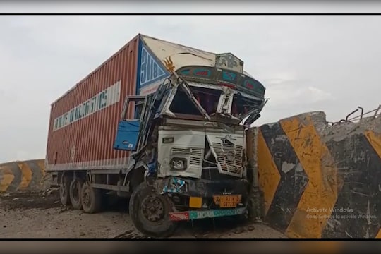 Mumbai Goa Highway Accident : खेडच्या भोस्ते घाटात विचित्र अपघात, ट्रकने एकापाठोपाठ 4 वाहनांना दिली धडक