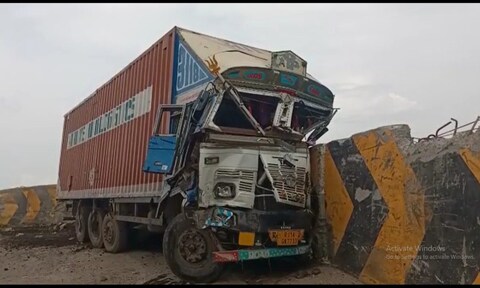 मुंबई गोवा महामार्गावर अपघाताचा महामार्ग बनत चालला आहे. आज (दि.18) पहाटे अवजड वाहतूक करणाऱ्या ट्रकचा भीषण अपघात झाला.