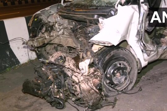 Worli Sea Link Accident : मुंबईत सी लिंकवर भीषण अपघात, भरधाव कार रुग्णवाहिकेसह गाड्यांवर आदळली, 5 ठार