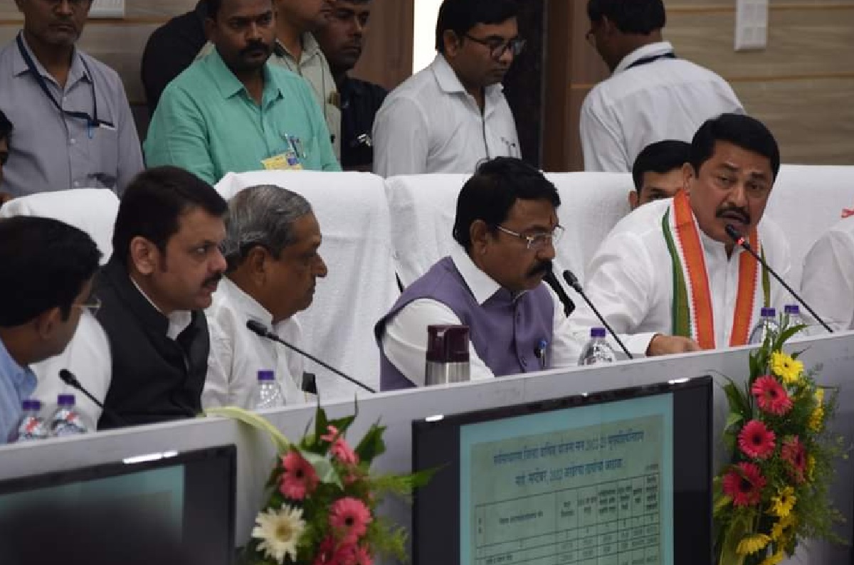 या बैठकीनंतर पाच मिनिट फडणवीस आणि नाना पटोले यांच्यामध्ये एकांतात गुप्त बैठक झाल्याची माहिती सूत्रांनी दिली