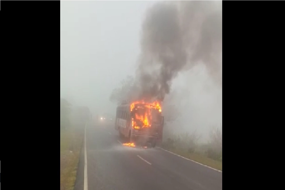 बसमधील सर्व प्रवाशांनी लगेच बसमधून खाली उड्या टाकल्या. त्यामुळे बस मधील सर्व प्रवाशी सुखरूप बचावले