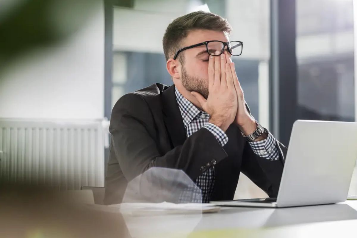 Career Tips: ऑफिसमध्ये कामाचा ताण येतोय? टेन्शन घेऊच नका; 'या' उपायांनी राहा बिनधास्त