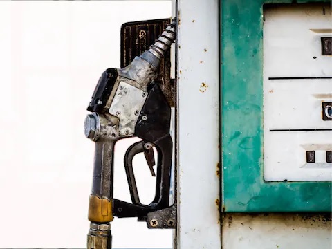 कच्चा तेलाच्या किंमतीमध्ये मोठी घसरण, वाचा आजचे पेट्रोल-डिझेलचे दर