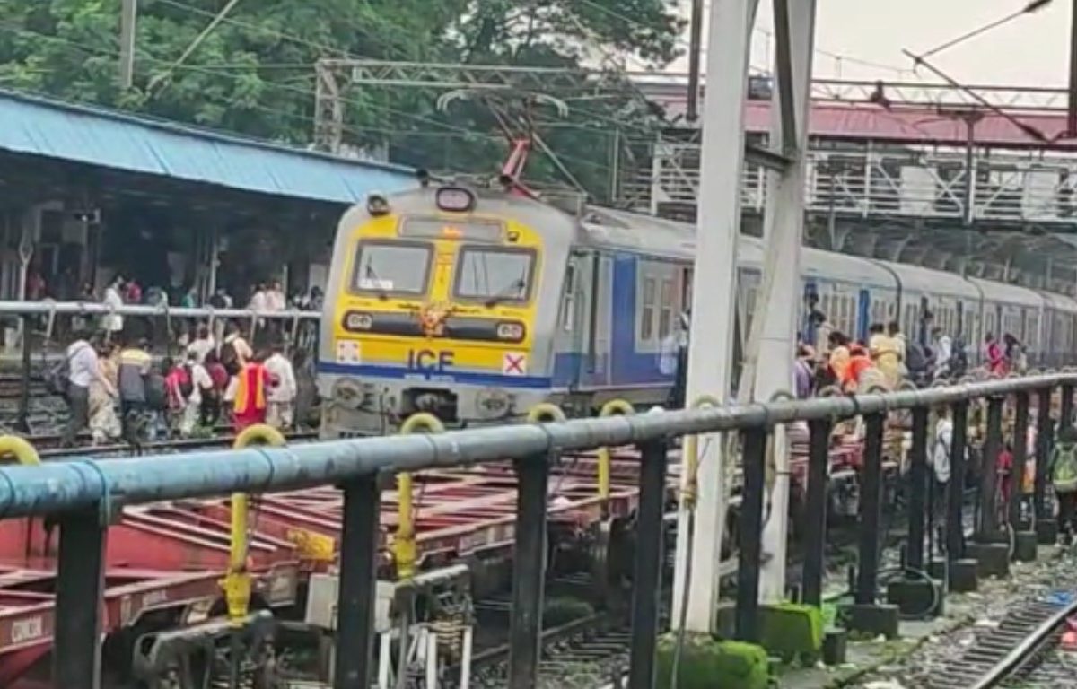 Panvel Railway : रेल्वे चुकून दुसऱ्या ट्रॅकवर लागल्याने प्रवाशांनी जीव धोक्यात घालून केला पराक्रम LIVE VIDEO