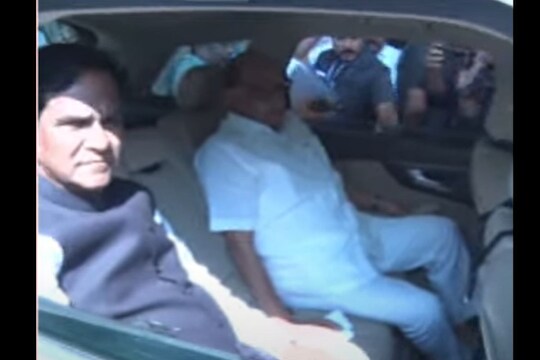 शरद पवार आणि भाजपचा मोठा नेत्याचा एकाच गाडीतून प्रवास, राजकीय चर्चांना उधाण