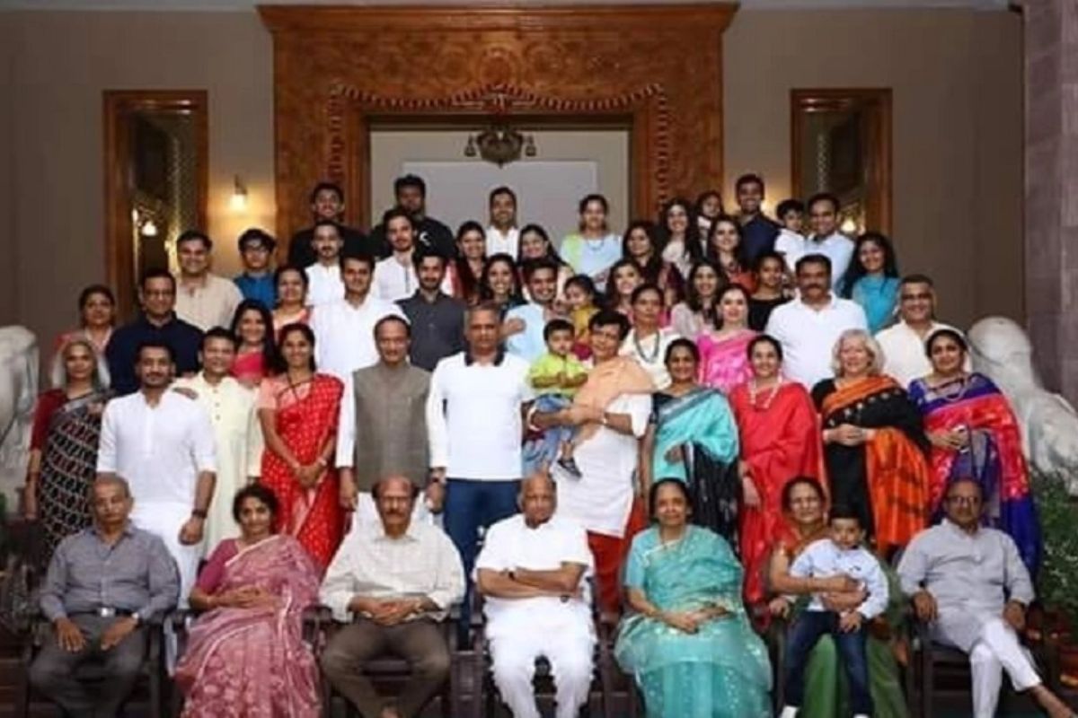 शरद पवार नाही तर आईमुळे कुटुंब राजकारणात!