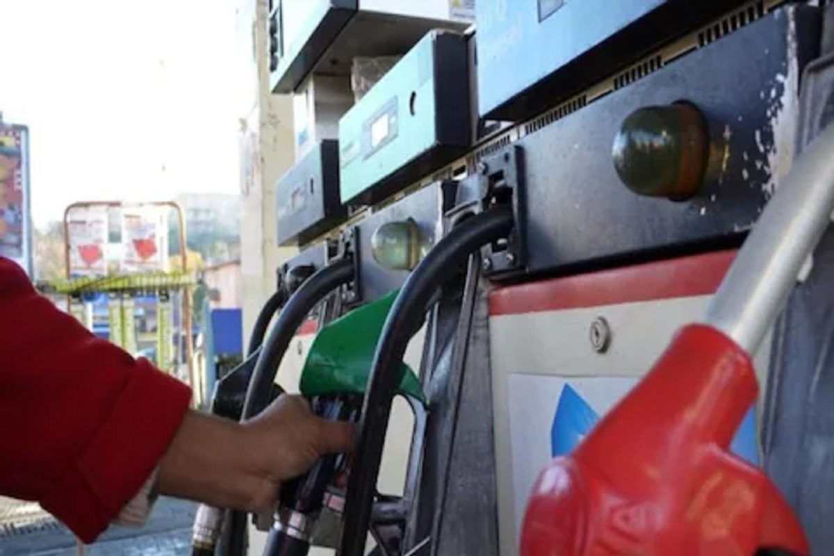 कच्च्या तेलाच्या किंमतीमध्ये घसरण, तुमच्या शहरातील पेट्रोल-डिझेलचे वाचा दर