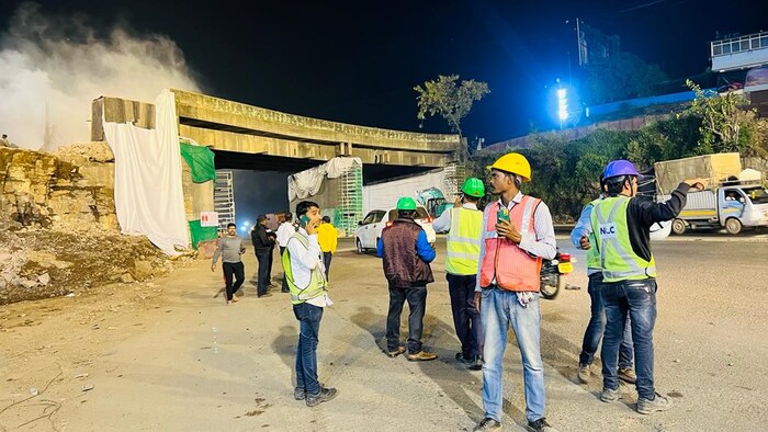 चांदणी चौकातील पूल पाडण्याची मोहिम अखेर फत्ते झाली. रात्रीपासून वाहतूक बंद ठेवण्यात आली होती. रात्री 11 वाजण्याच्या आधी सर्व परिसर निर्मनुष्य करण्यात आला होता.