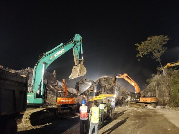 पूल पाडण्यासाठी आणि मार्ग मोकळा करण्यासाठी एनएचएआयतर्फे पुरेसे मनुष्यबळ आणि यंत्रसामुग्री उपयोगात आणली जाते. 16 एक्स्कॅव्हेटर, चार डोझर, चार जेसीबी, 30 टिप्पर, दोन ड्रिलींग मशीन, 2 अग्निशमन वाहन, 3 रुग्णवाहिका, 2 पाण्याचे टँकर आणि पूल पाडण्यापासून रस्ता मोकळा करेपर्यंत साधारण 210 कर्मचारी संबंधित यंत्रणतर्फे नियुक्त करण्यात आले.