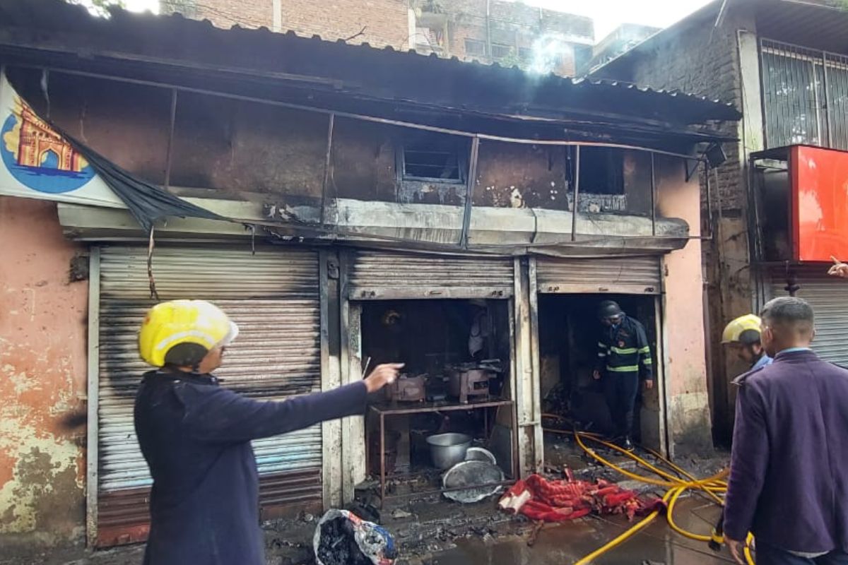 आज सकाळी पुण्यातील सदाशिव पेठ परिसरातील भिकारदास मारुती जवळ एका हॉटेलमध्ये आग लागली होती.