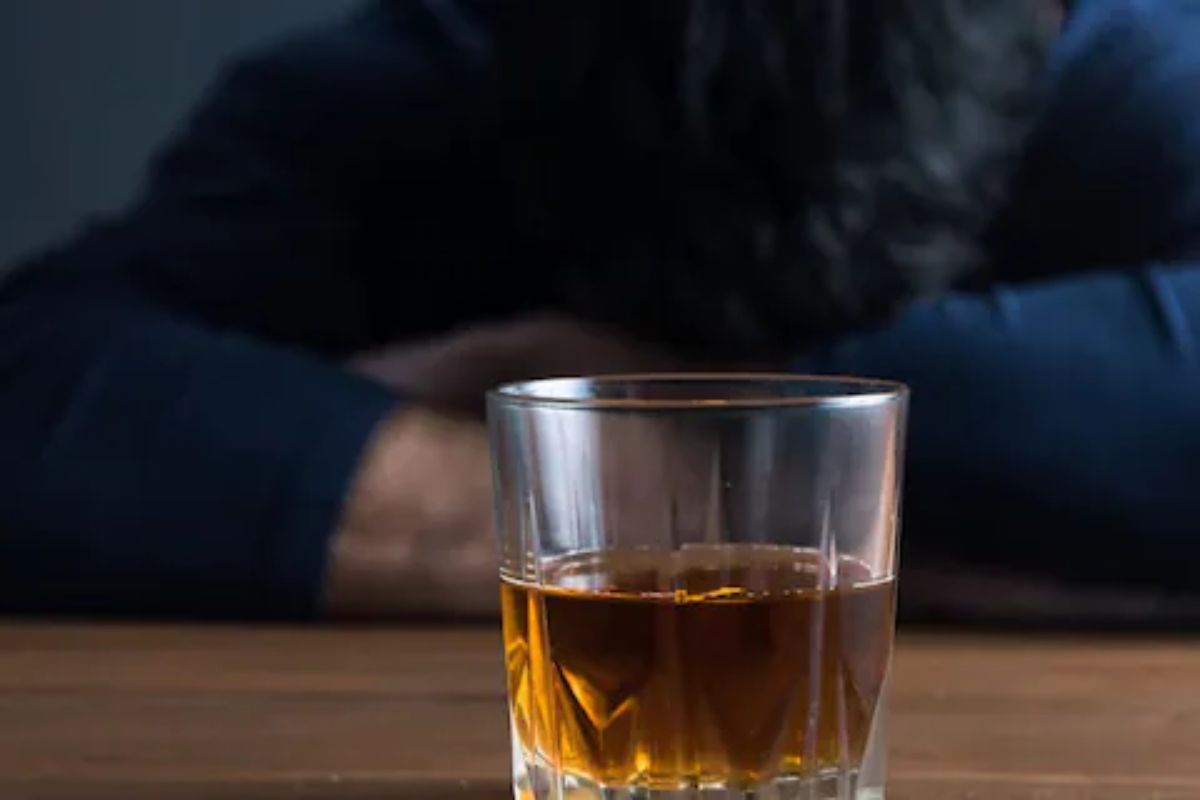 अचानक दारू पिणं सोडल्यास शरीरावर काय होतो परिणाम?