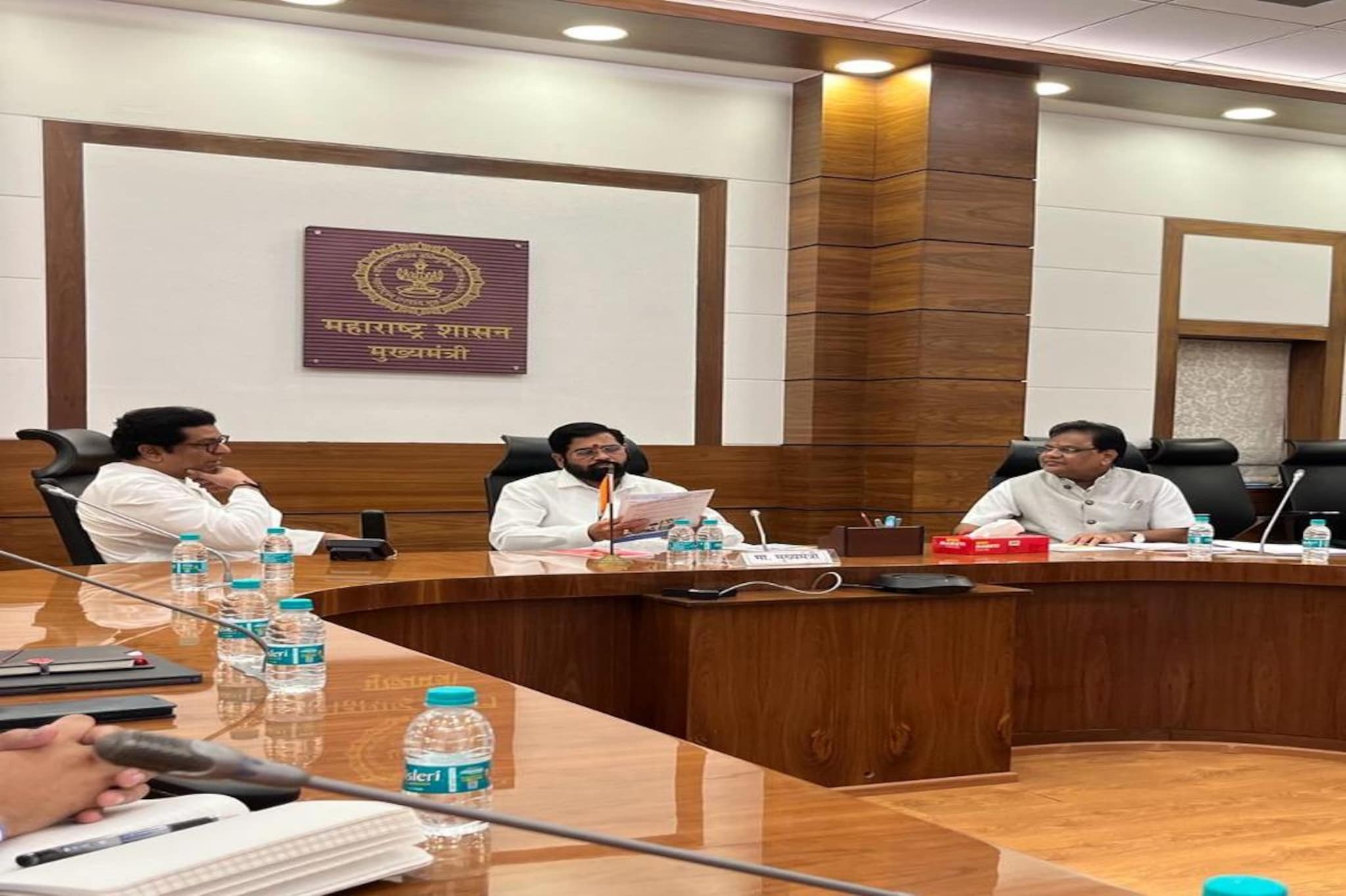 पुणेकरांसाठी राज ठाकरे थेट वर्षा बंगल्यावर दाखल? भेटीमागचं कारण समोर