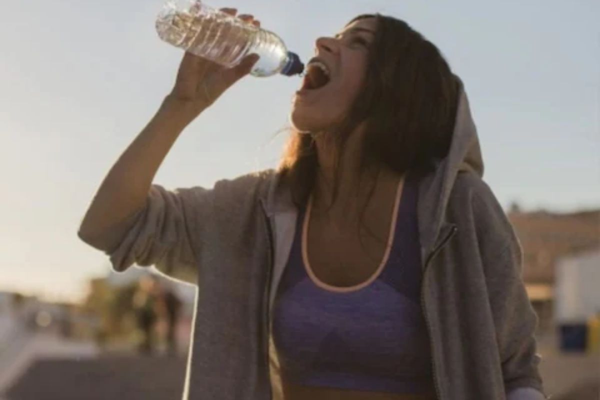 उष्ट नको म्हणून वरून पाणी पिता? ही सवयसुद्धा ठरू शकते हानीकारक; डॉक्टरांनीच सांगितले याचे दुष्परिणाम