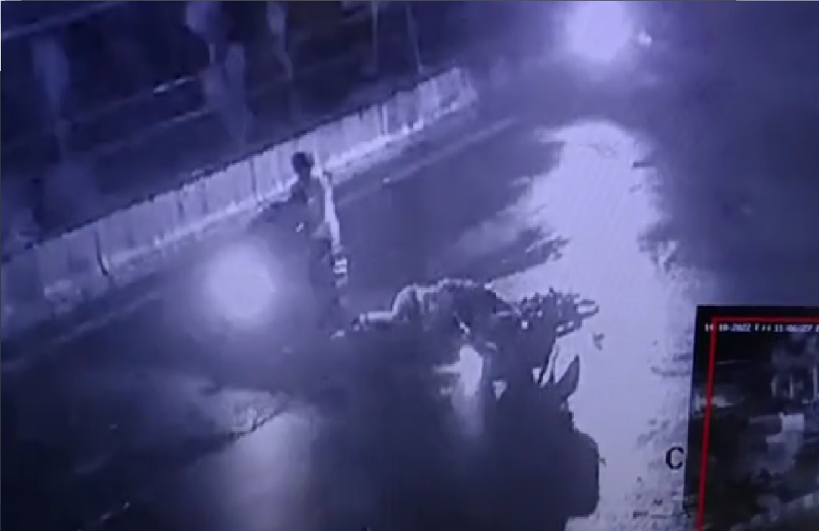 दुचाकी स्वाराने या युवकाला धडक देत फरफटत घेऊन गेला. या अपघातात हा युवक गंभीर जखमी झाला आहे.