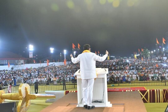  शिवसेनेमध्ये बंडखोरी झाल्यामुळे शिंदे गटाने आपला वेगळा दसरा मेळावा बीकेसी मैदानावर भरवला होता