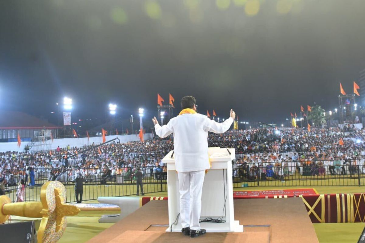 शिवसेनेमध्ये बंडखोरी झाल्यामुळे शिंदे गटाने आपला वेगळा दसरा मेळावा बीकेसी मैदानावर भरवला होता