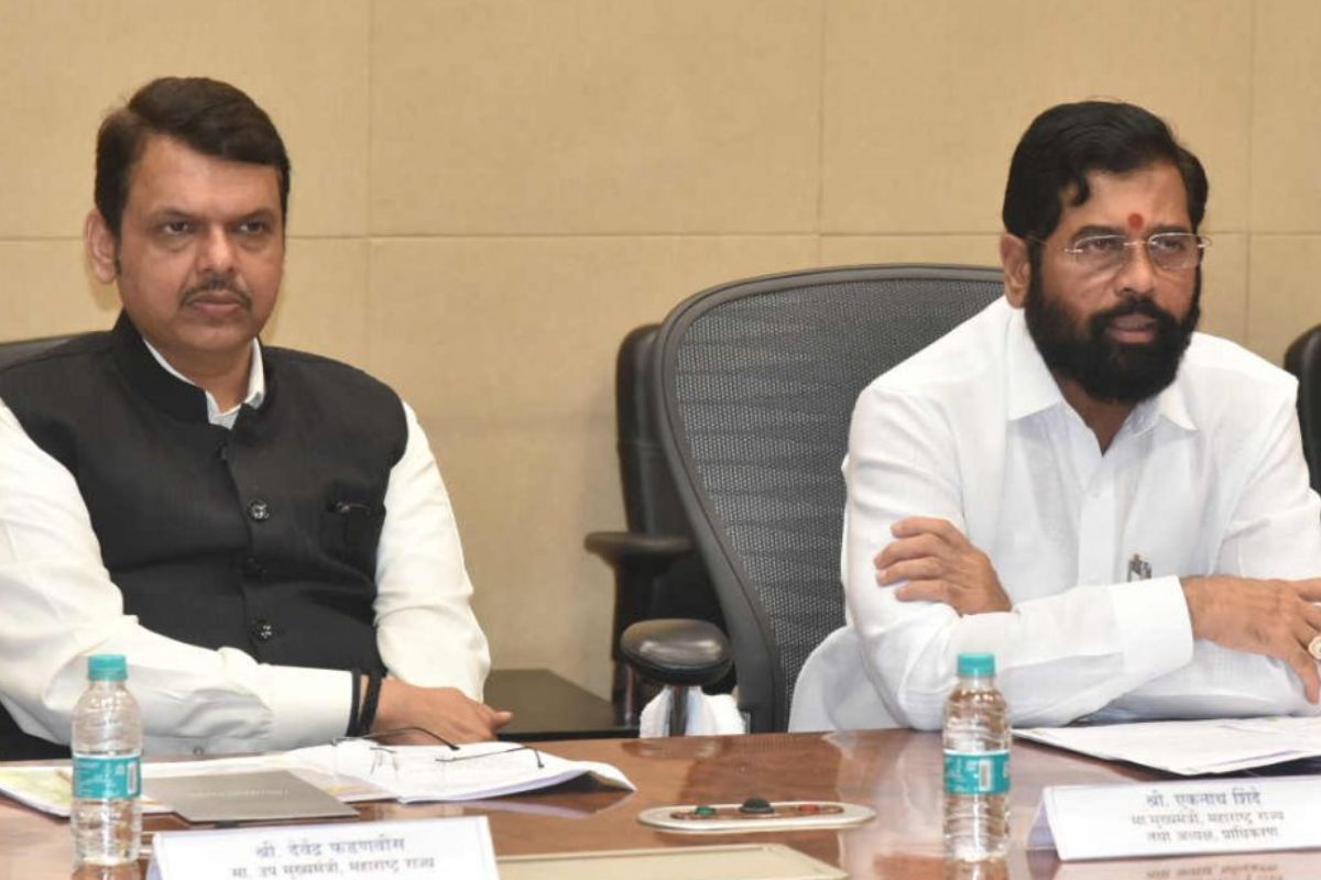 वेदांत-फॉक्सकॉन प्रकल्पावरून टीकेचे धनी ठरलेल्या राज्य सरकारने सुमारे तीन लाख कोटींचा तेलशुद्धीकरण प्रकल्प राज्याबाहेर जाऊ नये, यासाठी वेगाने हालचाली सुरू