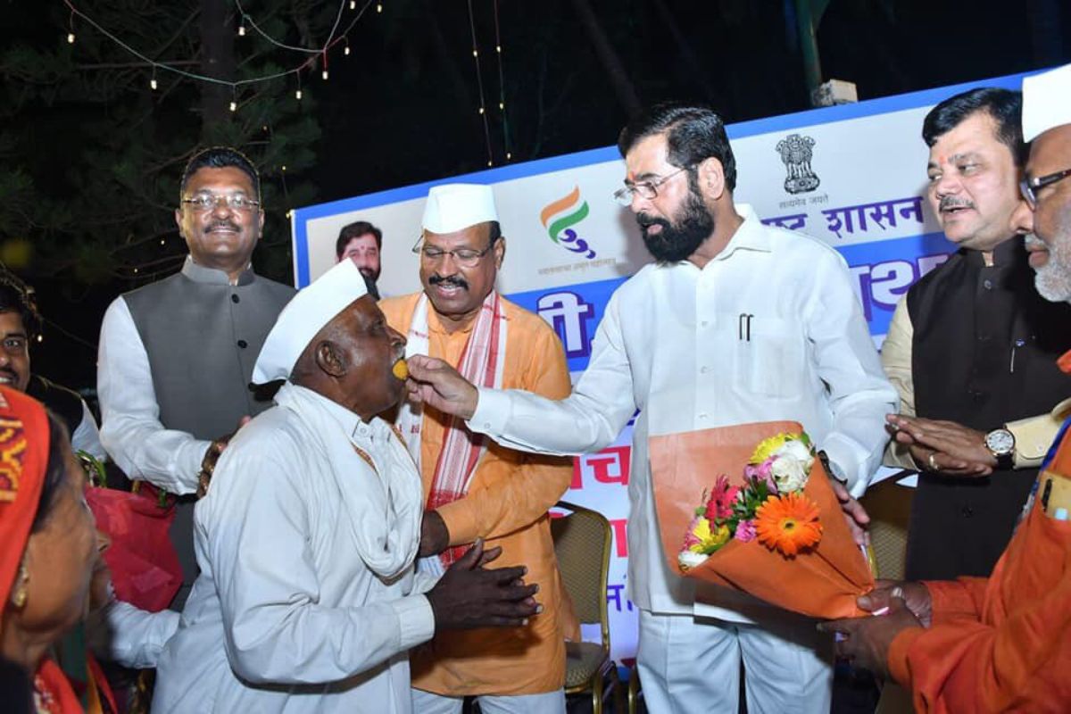 'धीर सोडू नका, खचू नका', मुख्यमंत्र्यांची शेतकऱ्यांसोबत 'वर्षा'वर दिवाळी