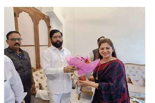 Shiv Sena Dipali Sayyad : ठाकरे गटाला आणखी एक धक्का बसणार, दिपाली सय्यद शिंदे गटात सामील होणार?