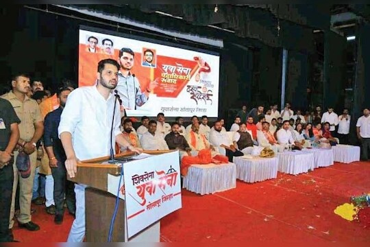 Shiv Sena vs Yuva Sena : दसरा मेळावा पूर्व तयारी बैठकीत शिवसेना विरुद्ध युवासेना खडाजंगी, वरूण सरदेसाईंना विचारला जाब